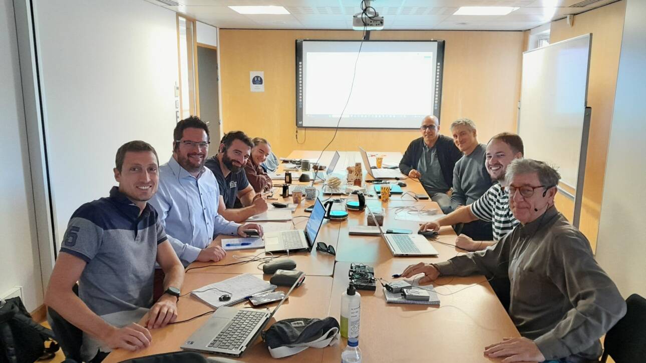 Foto de familia en plena sesión de trabajo de los socios del proyecto AI4Flood presentando los avances de la Acción 4.